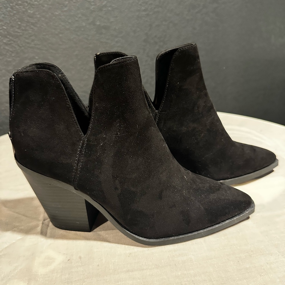Rouge Helium Elegant Black Ankle Booties